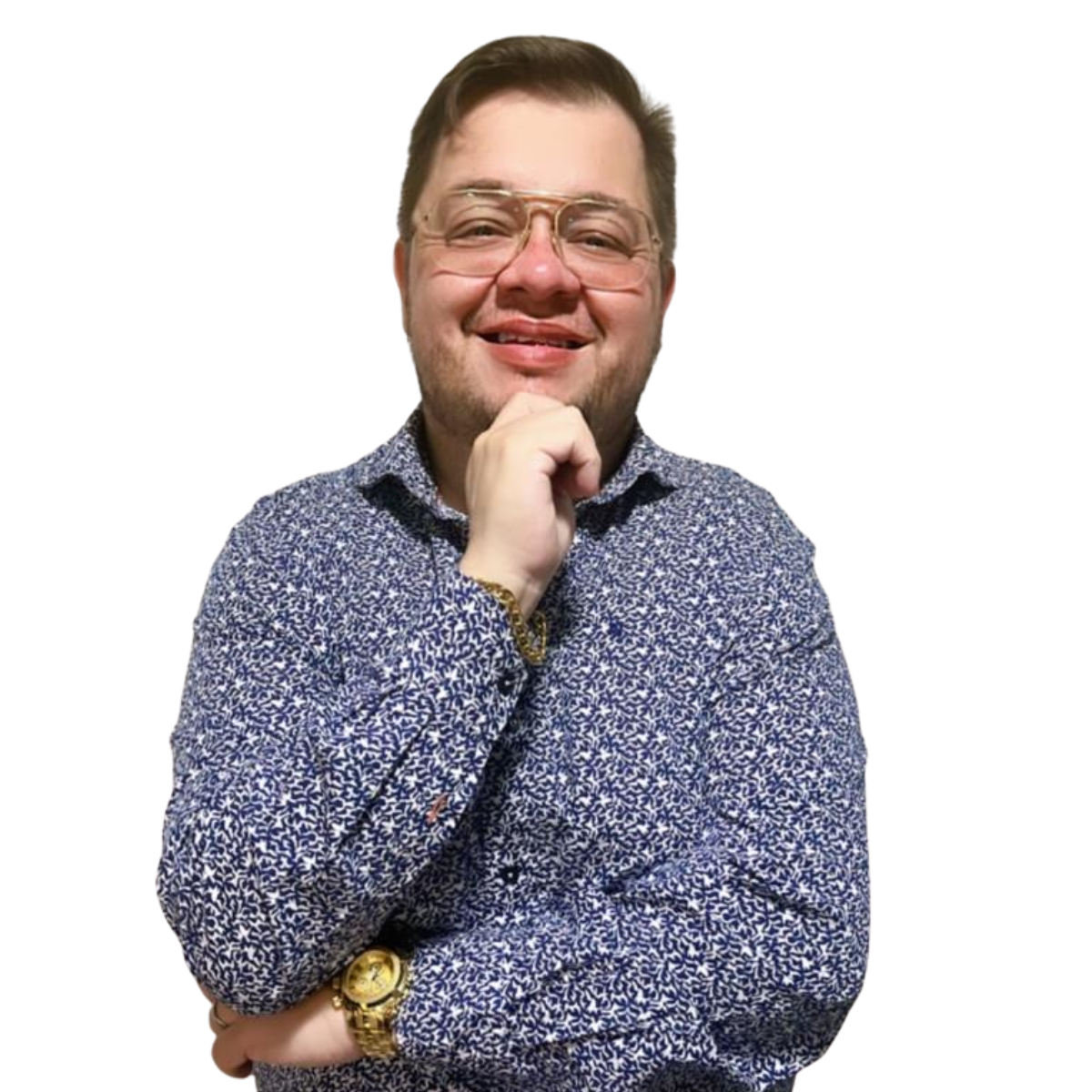 Foto de Caê Gomes em pose de estrategista